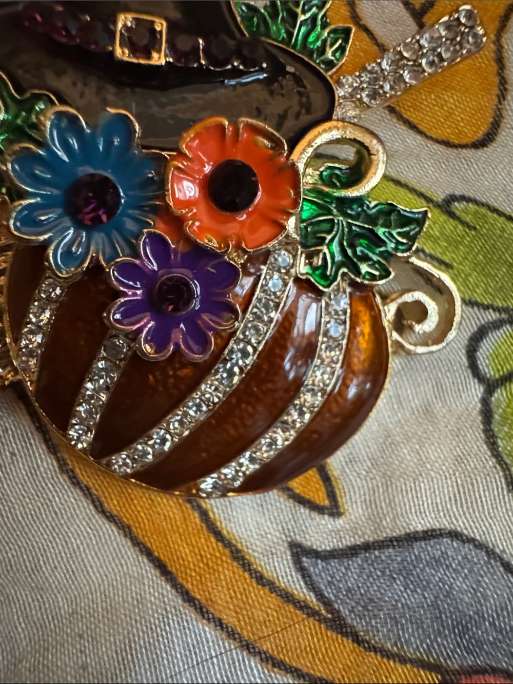 NWOT Halloween Witch Hat Pumpkin Brooch with Colorful Flowers - Picture 4 of 4